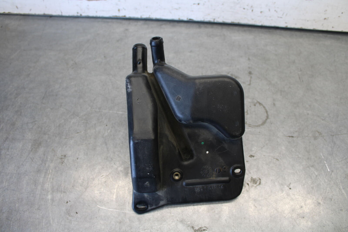 06-07 DUCATI MONSTER 695 OIL BREATHER TANK BB674