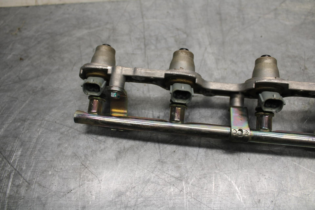 05-06 HONDA CBR600RR SECONDARY FUEL INJECTORS TOP AIRBOX GAS RAIL BB479