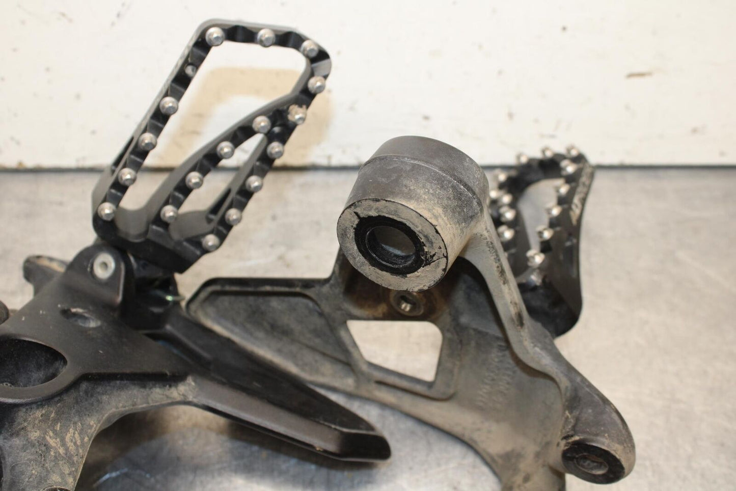 21-23 KTM 890 ADVENTURE ALTRIDER LEFT RIGHT FOOT RESTS PEGS BB629
