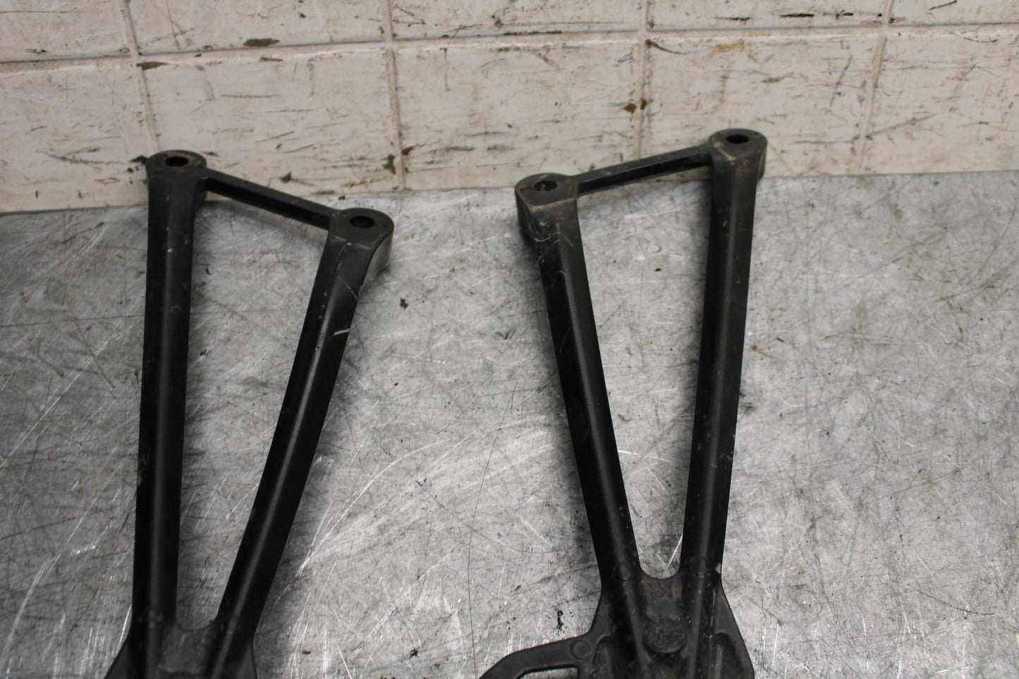 2009 Kawasaki Ninja ZX6R ZX600R REAR BACK PASSENGER PEG SET PAIR BB538