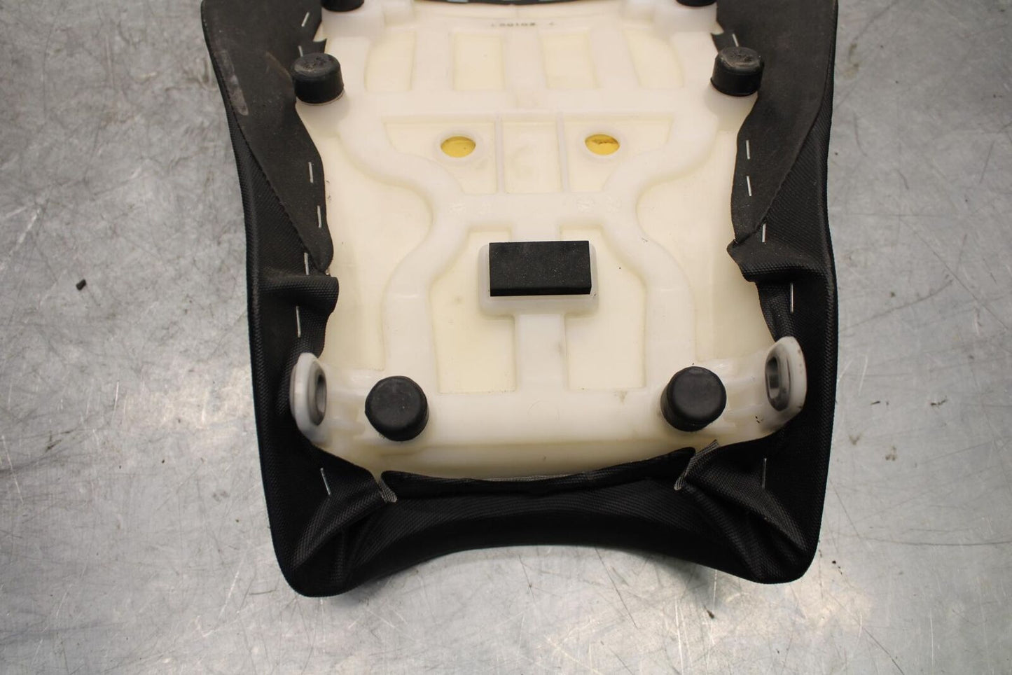 2017 Suzuki GSXR600 FRONT DRIVERS SEAT SADDLE PILLION 45100-14J10-DW2 #B BB527