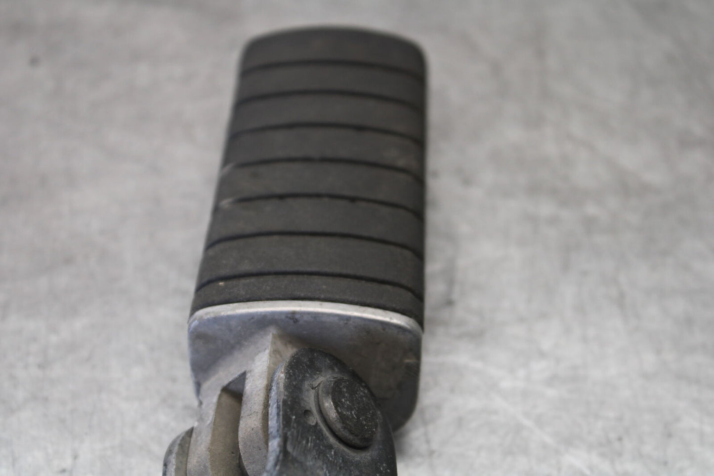 01-06 TRIUMPH TIGER 955I RIGHT REAR BACK PASSENGER PEG BB693