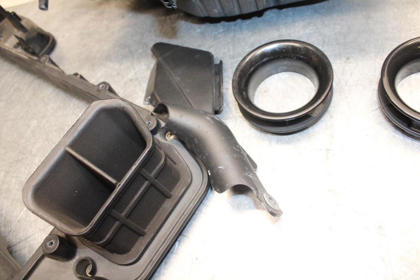 2009 Aprilia Shiver 750 SL750 AIRBOX AIR INTAKE FILTER BOX W INJECTORS BB506