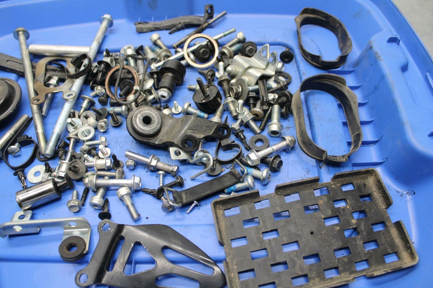 15-21 SUZUKI GSXR600 ASSORTED MOUNTING BOLTS HARDWARE MOTOR SCREWS BB418