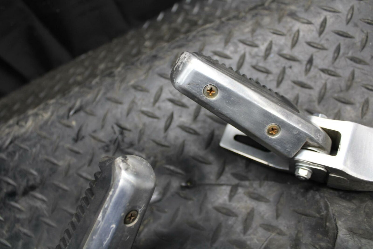 86 SUZUKI GS750ES REAR BACK PASSENGER PEG SET PAIR BB233