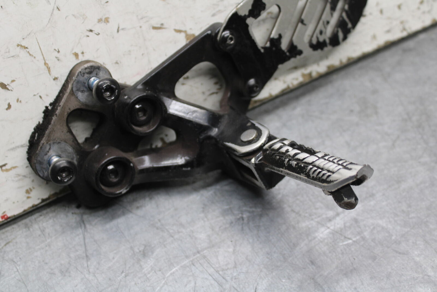 06-07 SUZUKI GSXR 600 LEFT REARSET REAR SET DRIVER FOOT PEG REST STOP BB737