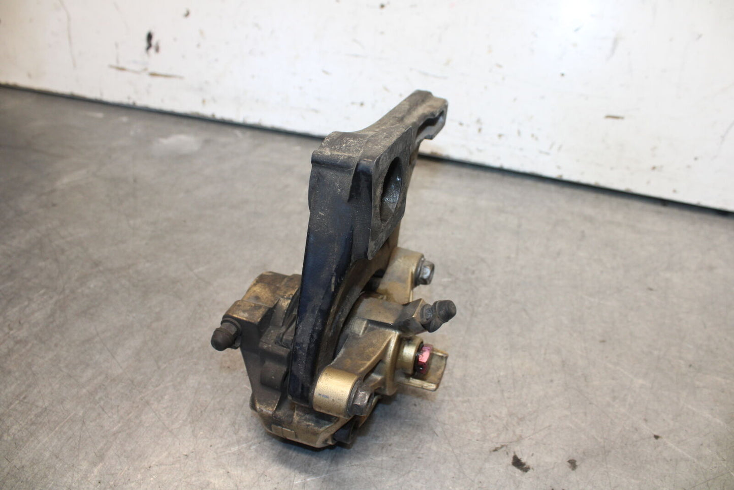 04-05 SUZUKI GSXR600 REAR BACK BRAKE CALIPER W MOUNT BRACKET BB658