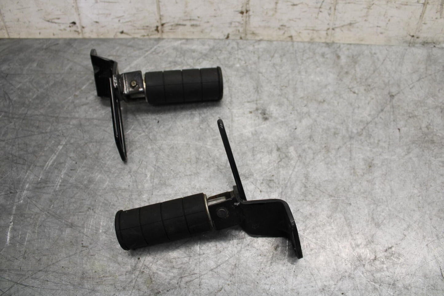 2007 Suzuki Boulevard M50 REAR PASSENGER PEG BB537