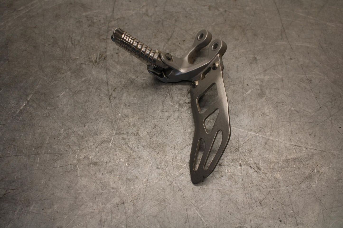 2017 Suzuki GSXR600 LEFT REARSET DRIVER FOOT PEG REST STOP 43700-14J30 BB527