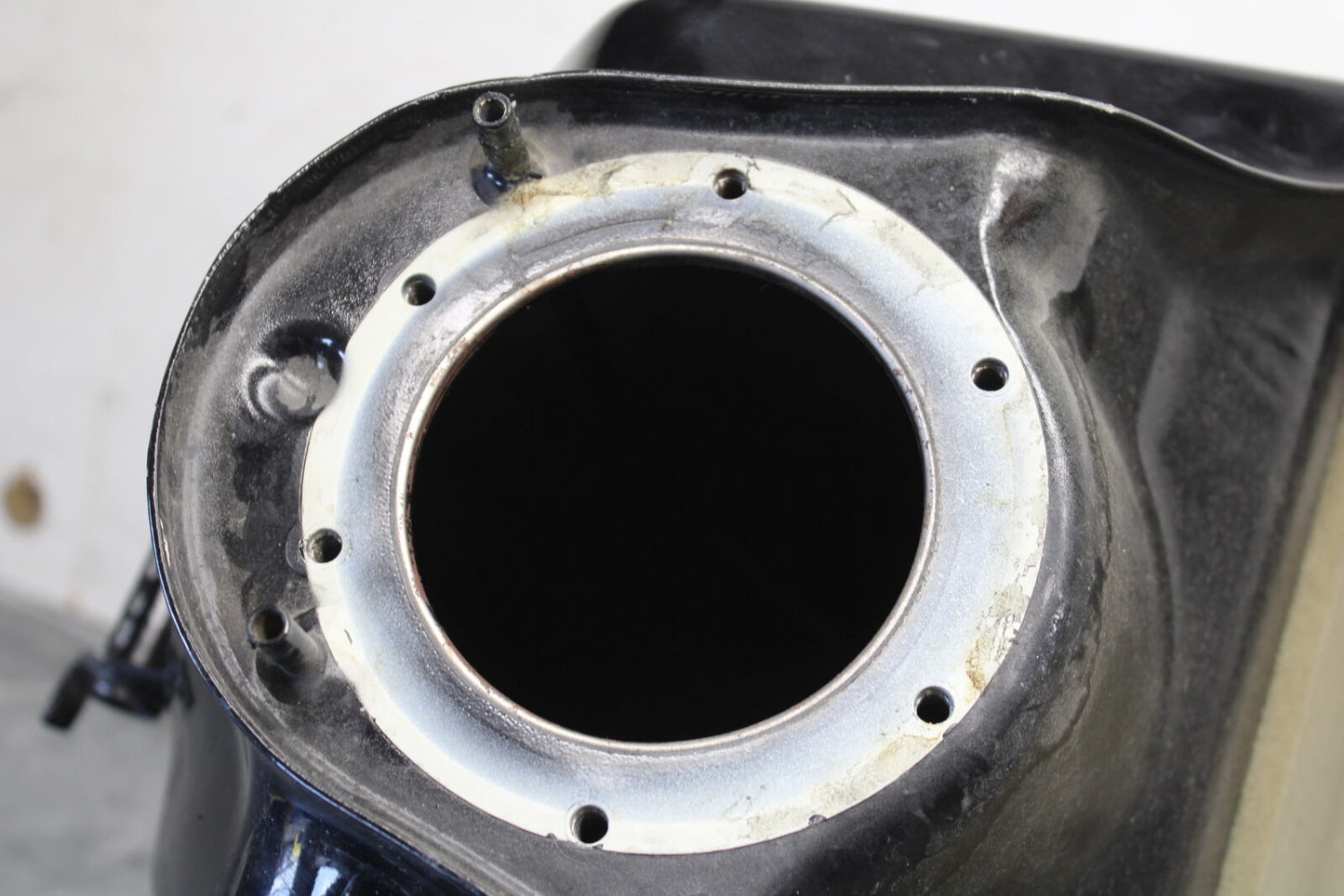 07-08 TRIUMPH DAYTONA 675 GAS TANK FUEL CELL PETROL RESERVOIR T2401091-CM BB685