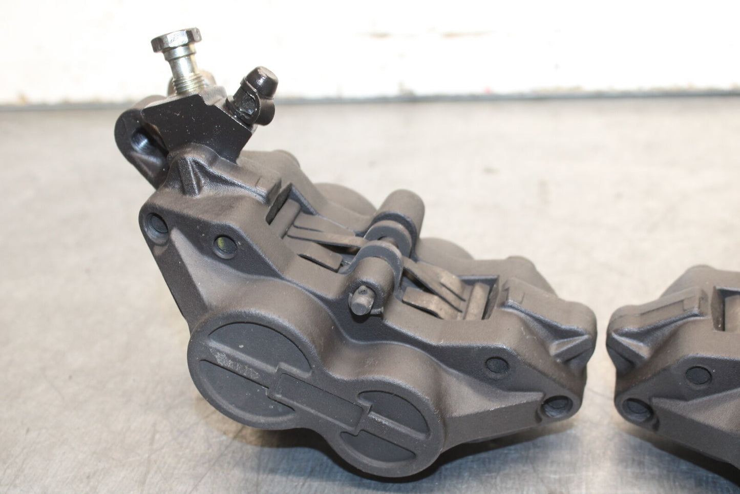 03-04 TRIUMPH DAYTONA 600 RIGHT LEFT FRONT BRAKE CALIPER SET PAIR CALIPERS BB745