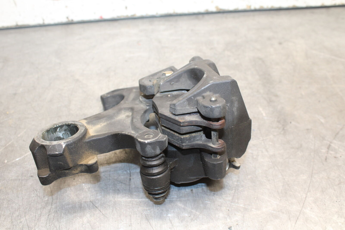 08-10 SUZUKI GSXR 600 REAR BACK BRAKE CALIPER W MOUNT BRACKET BB721