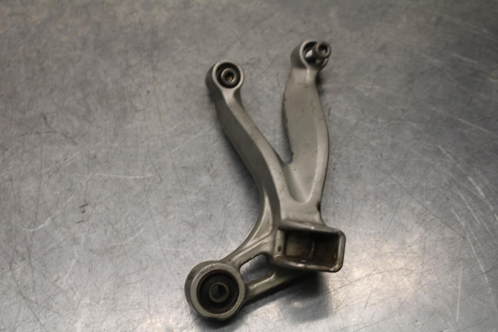 01 SUZUKI GSXR1000 RIGHT REAR BACK PASSENGER PEG BRACKET BB100