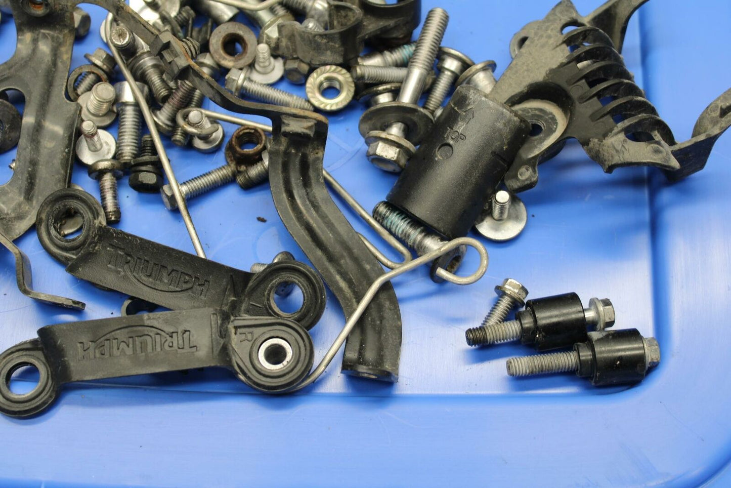 07-16 TRIUMPH STREET TRIPLE ENGINE MOUNTING BOLTS MIXED HARDWARE SCREWS BB356
