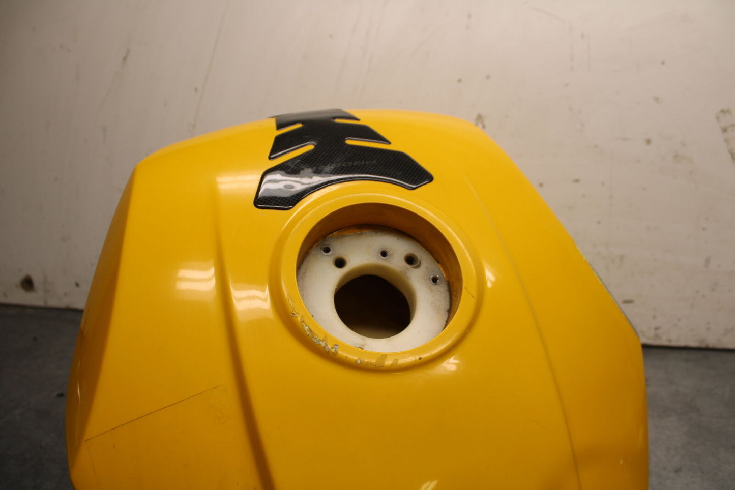 03-04 TRIUMPH DAYTONA 600 GAS TANK FUEL CELL PETROL RESERVOIR BB745