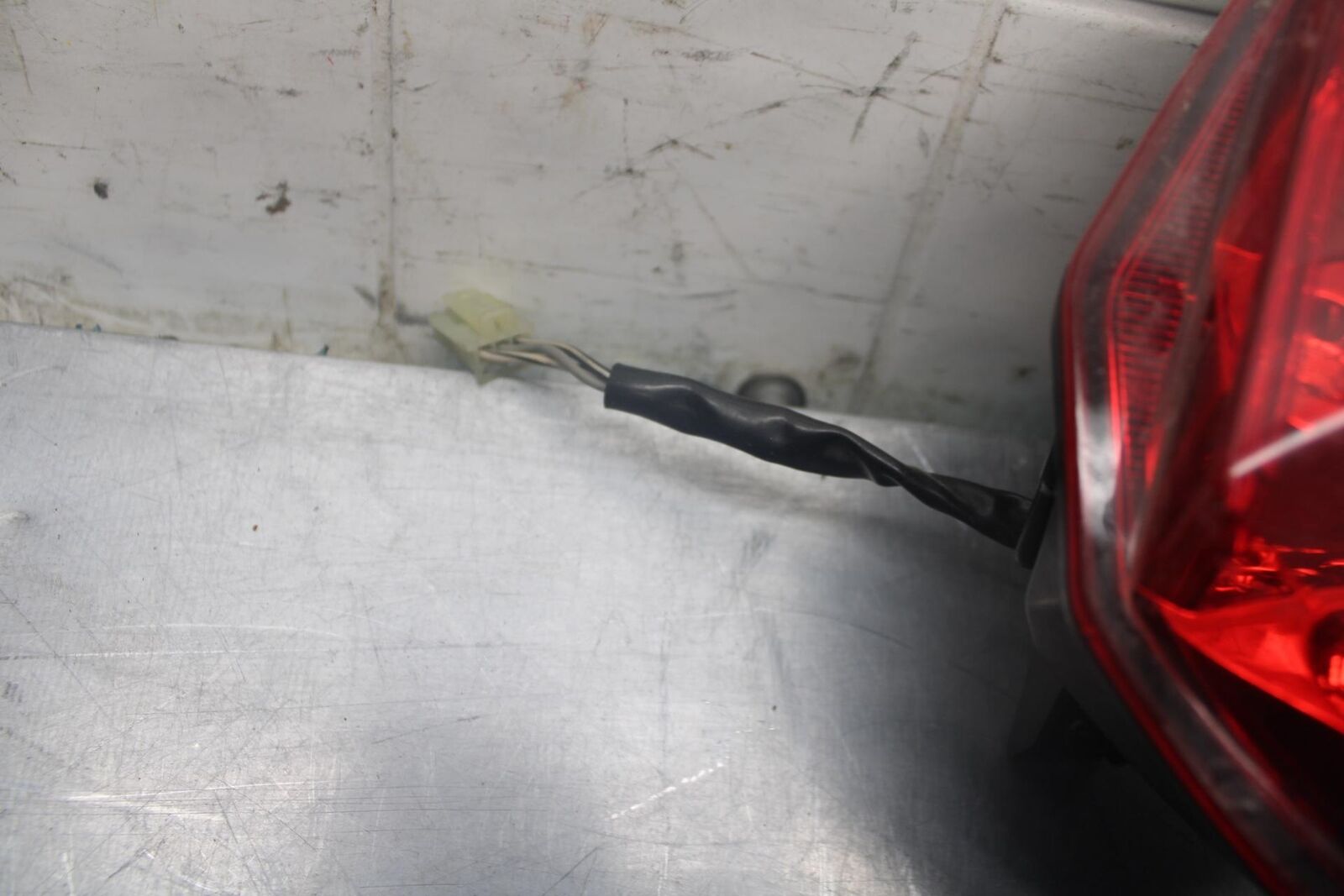 03-04 SUZUKI GSXR1000 REAR TAIL TAILLIGHT BACK BRAKE LIGHT 35710-18G31 BB459