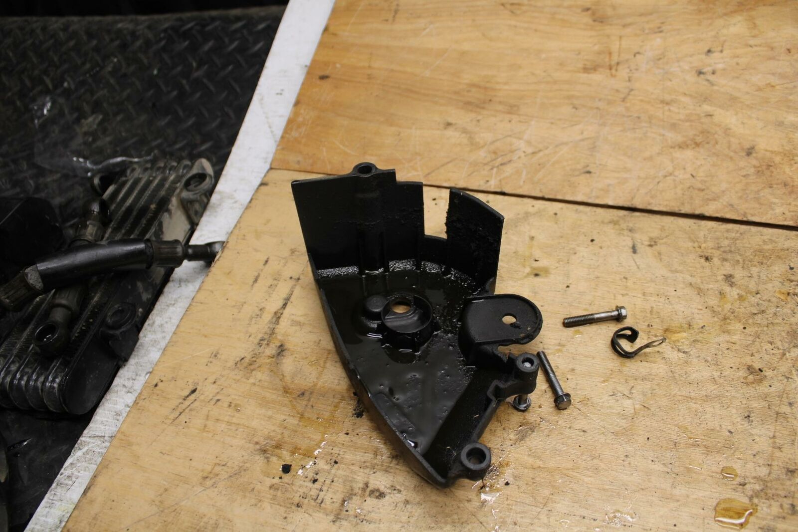 02-03 SUZUKI VSTROM 1000 ENGINE SPROCKET CHAIN COVER BB331