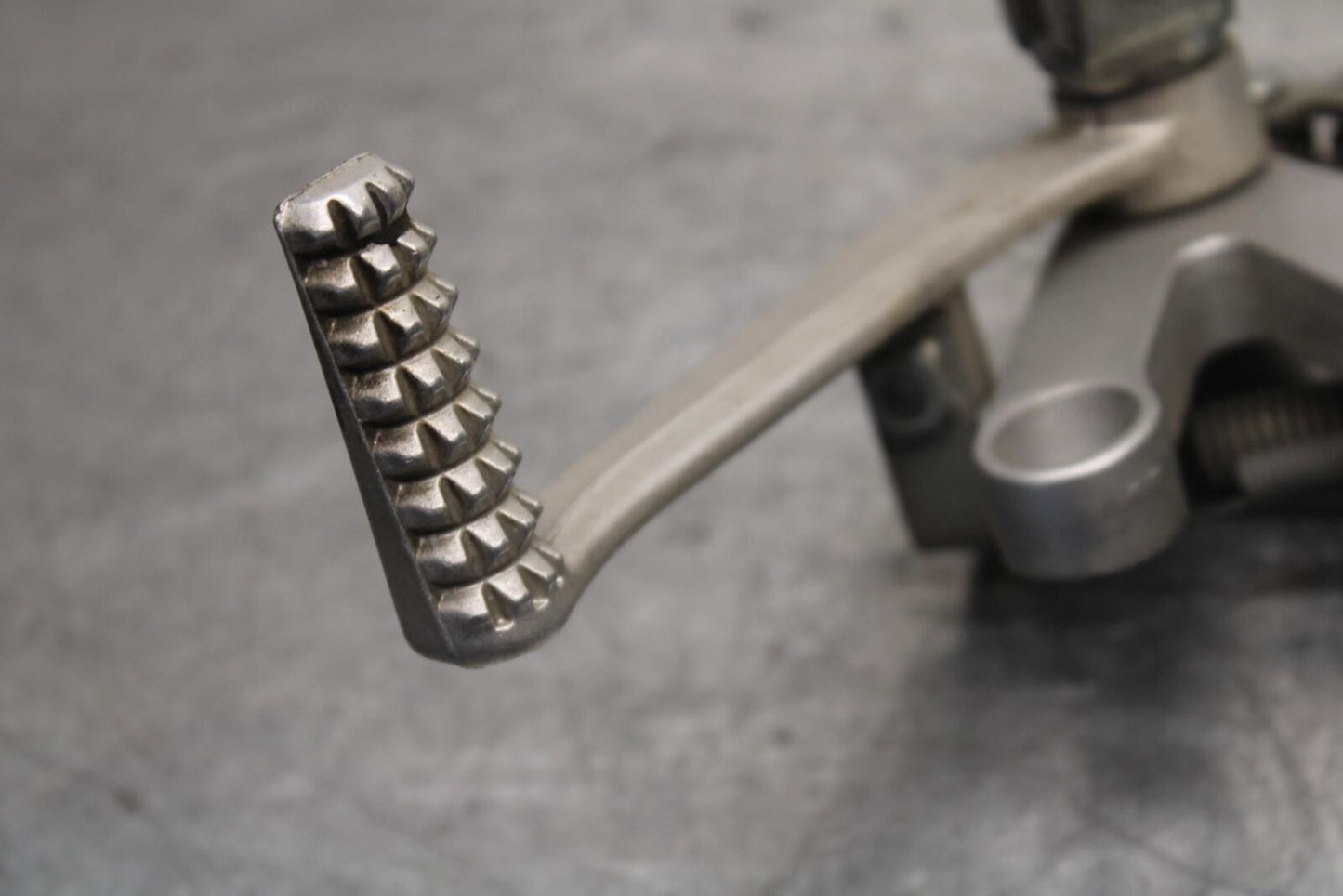 01-03 SUZUKI GSXR600 RIGHT REARSET REAR SET DRIVER FOOT PEG REST STOP BB633