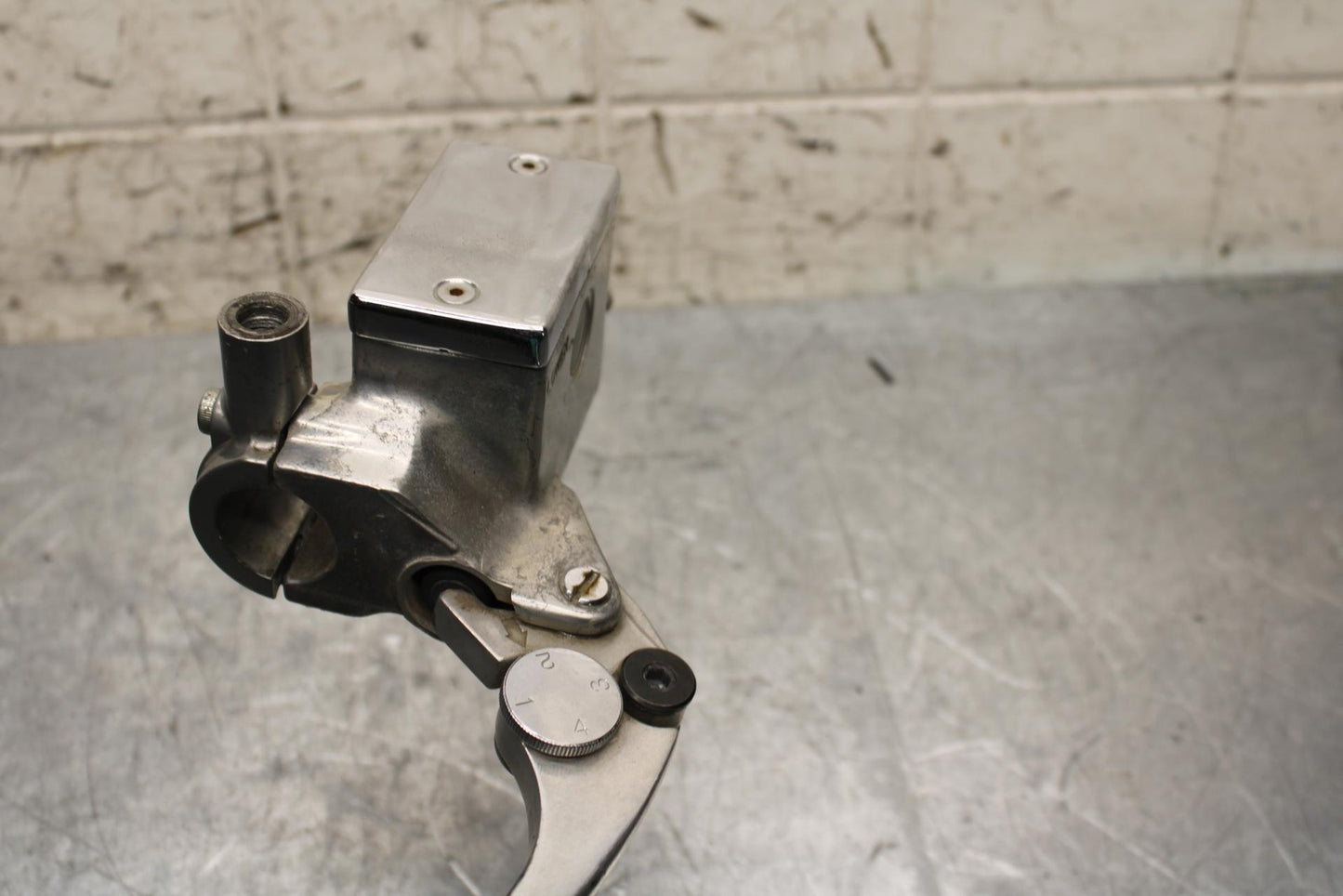 2004 Suzuki Intruder 1500 VL1500 FRONT BRAKE MASTER CYLINDER 59600-10F20 BB573
