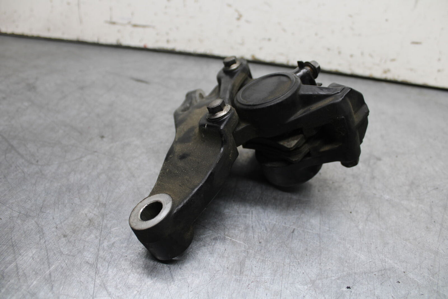 99-00 YAMAHA V STAR 1100 REAR BACK BRAKE CALIPER W MOUNT BRACKET BB711
