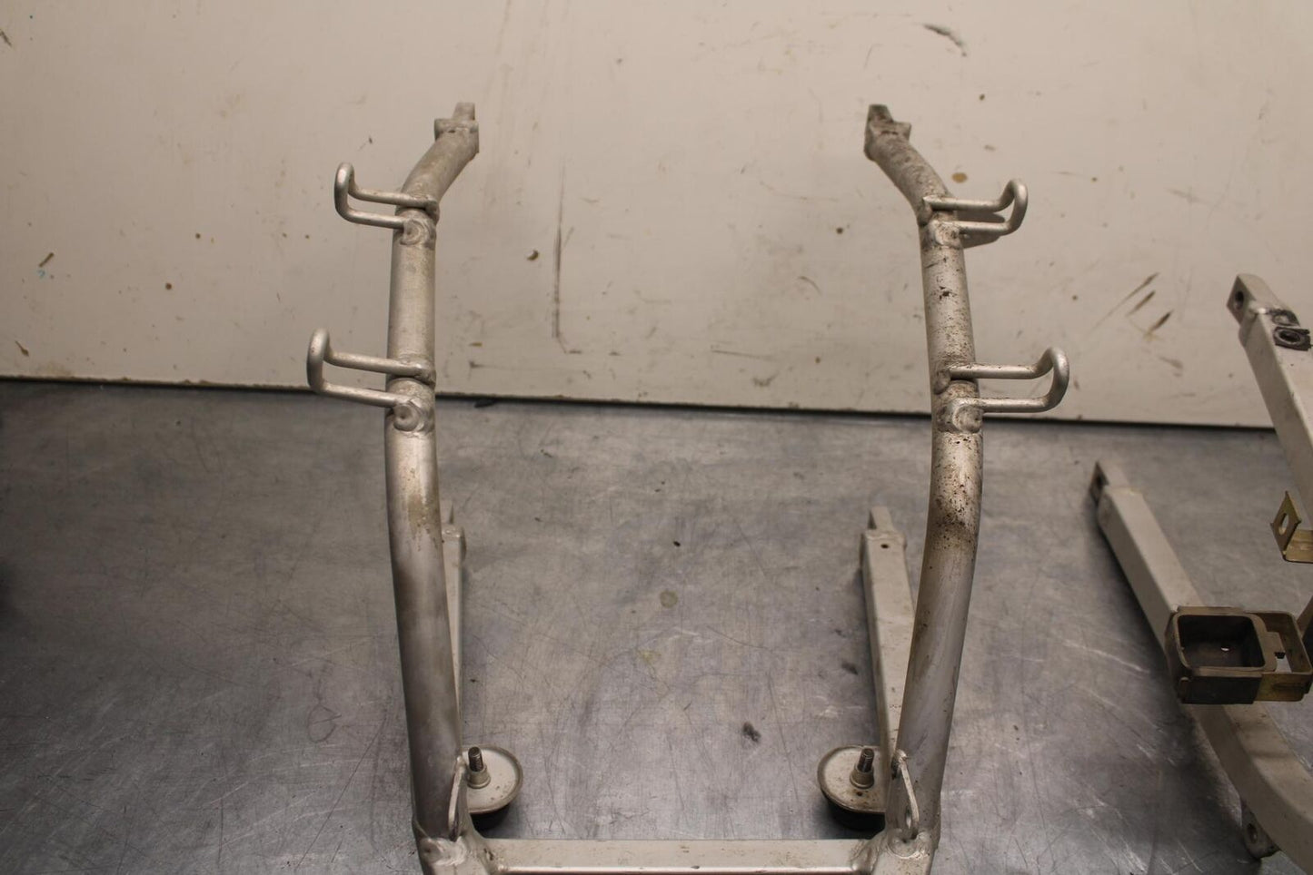1999 Suzuki GSXR600 REAR SUBFRAME BACK SUB FRAME 41200-33E20 43980-33E20 BB608