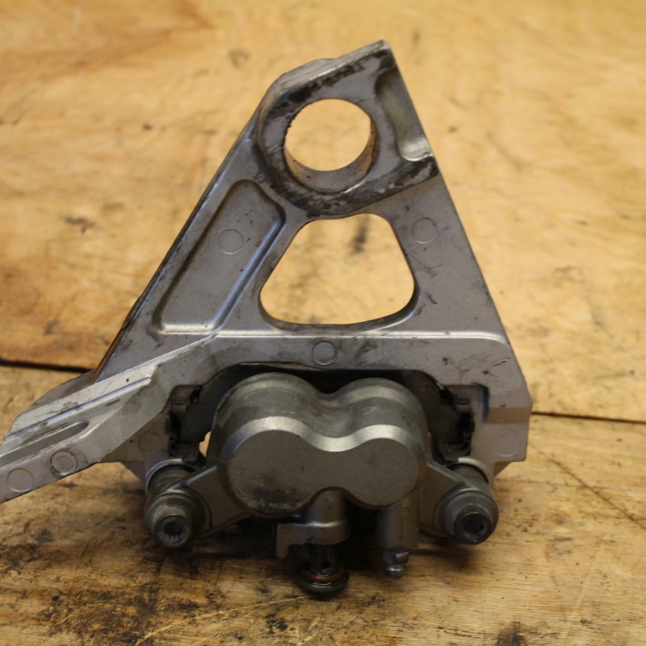00-01 YAMAHA YZF R6 REAR BACK BRAKE CALIPER W MOUNT BRACKET BB327