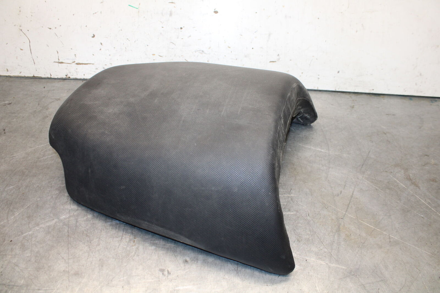 01-06 TRIUMPH TIGER 955I REAR BACK PASSENGER TANDEM SEAT PAD SADDLE BB693