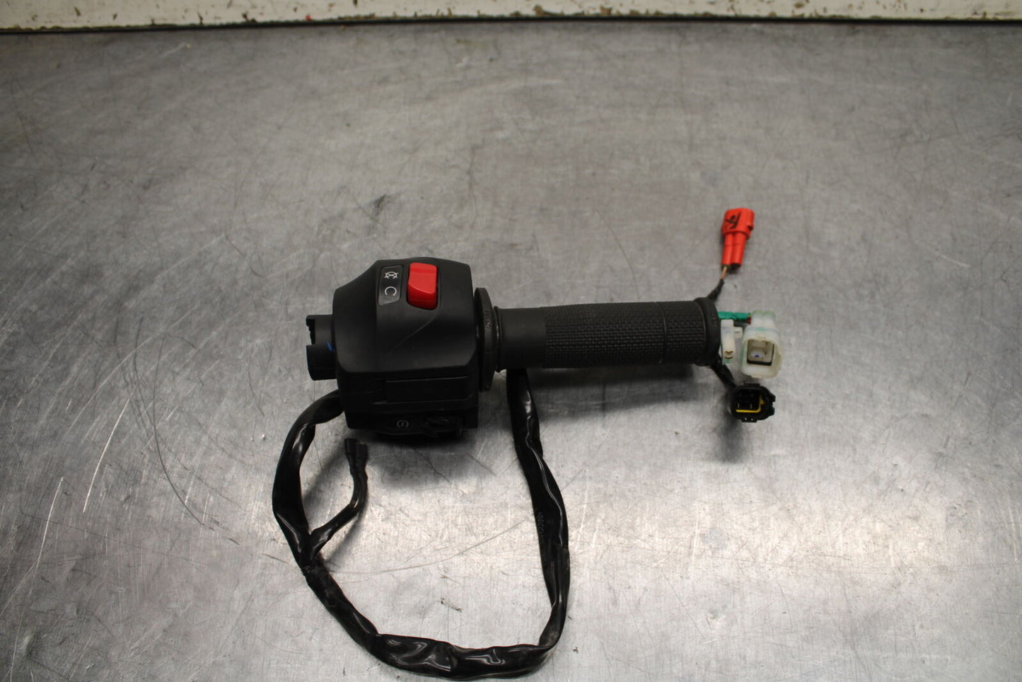 17-24 KTM 390 DUKE RIGHT CLIP ON HANDLE KILL OFF START THROTTLE SWITCHES BB734