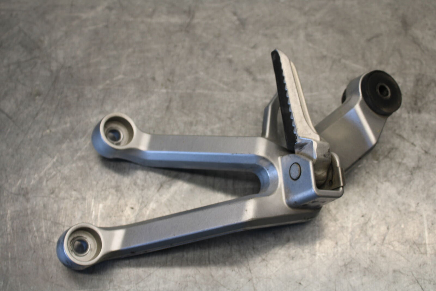 03-07 SUZUKI SV1000S REAR BACK PASSENGER PEG SET PAIR BB657