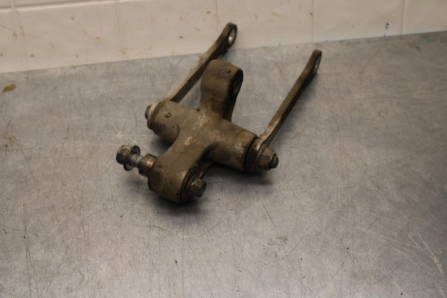 1999 Suzuki GSXR600 REAR DOGBONE SHOCK LINKAGE LINK 62600-34820 BB580