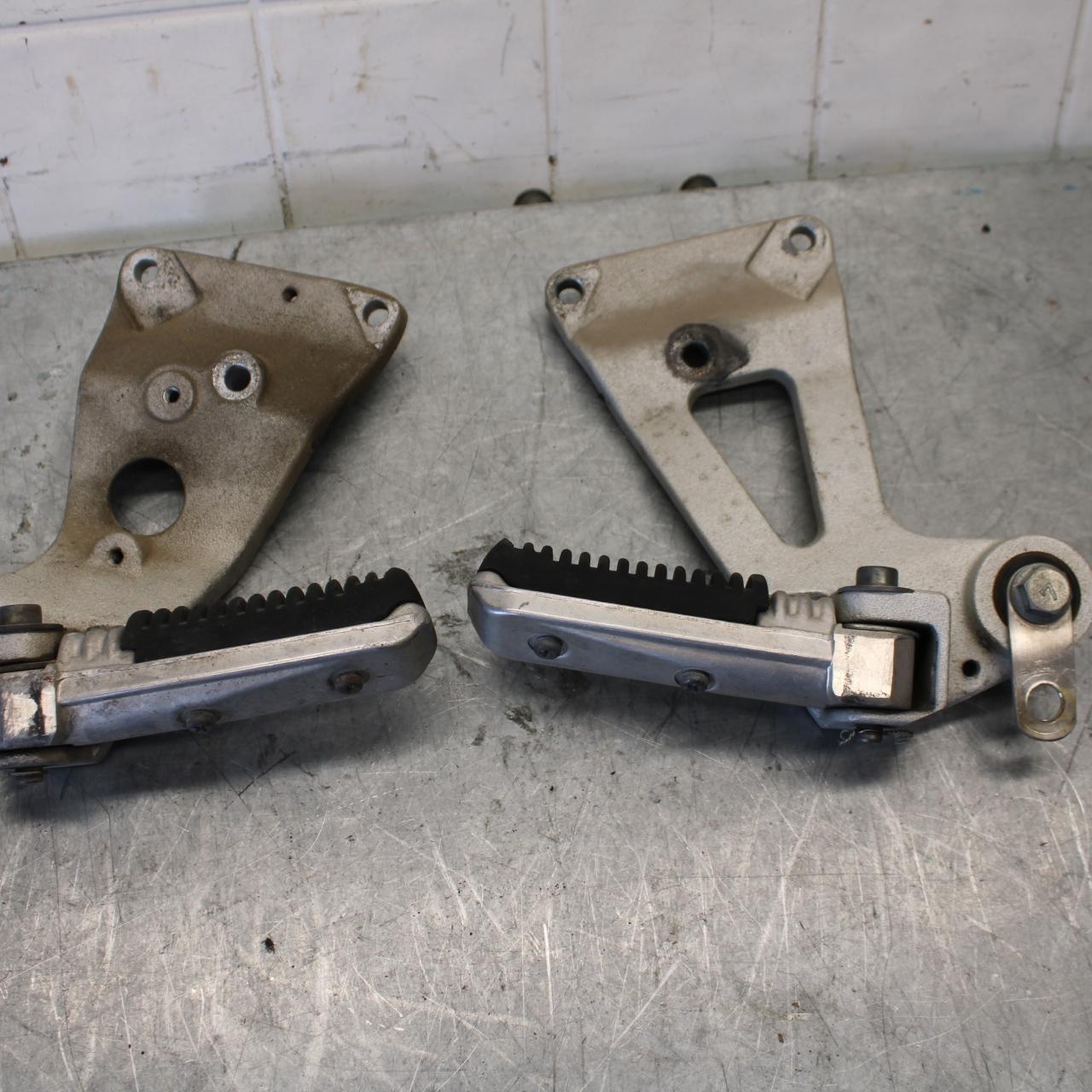91-92 SUZUKI GSXR1100 GSXR 1100M REAR BACK PASSENGER PEG SET PAIR BB435