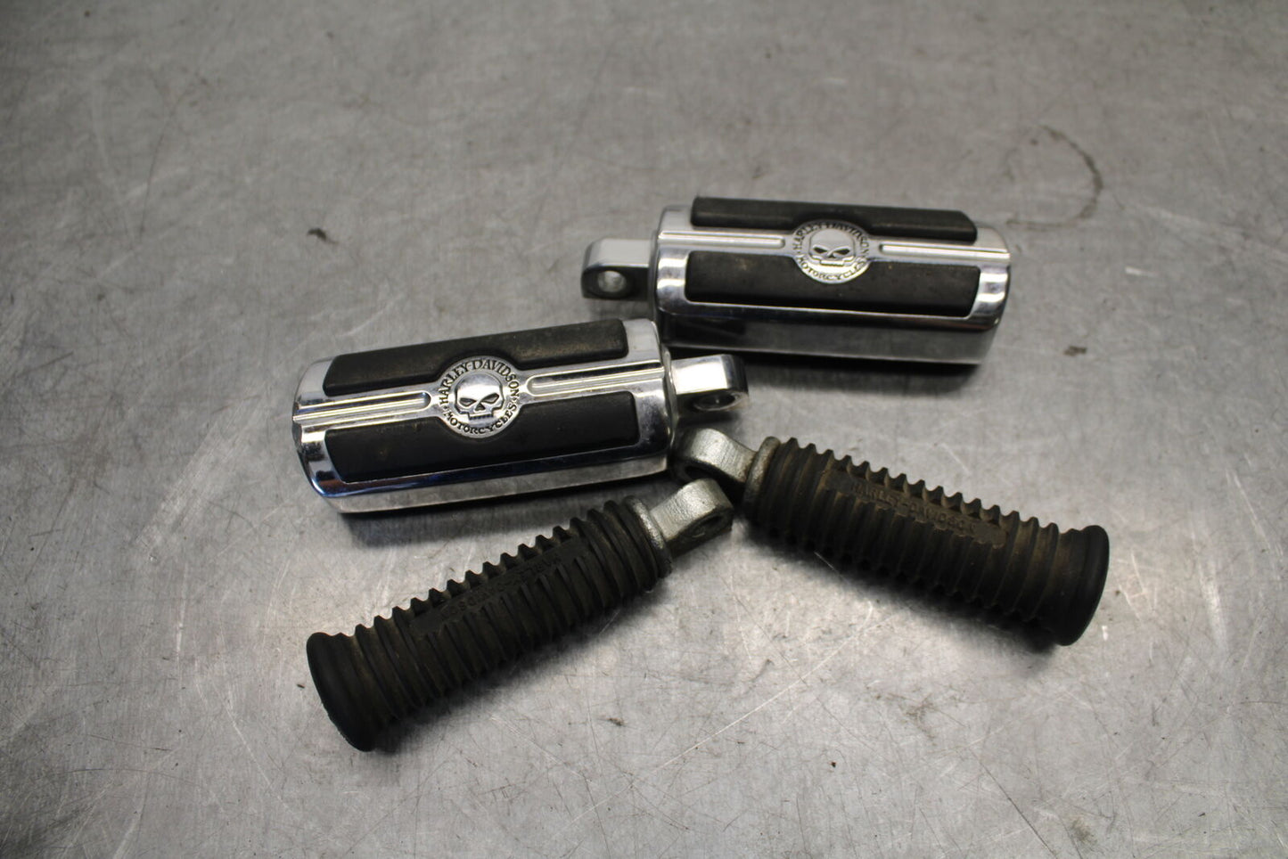 04-16 HARLEY-DAVIDSON SPORTSTER 883 FRONT REAR FOOT RESTS PEGS SET PAIR BB680