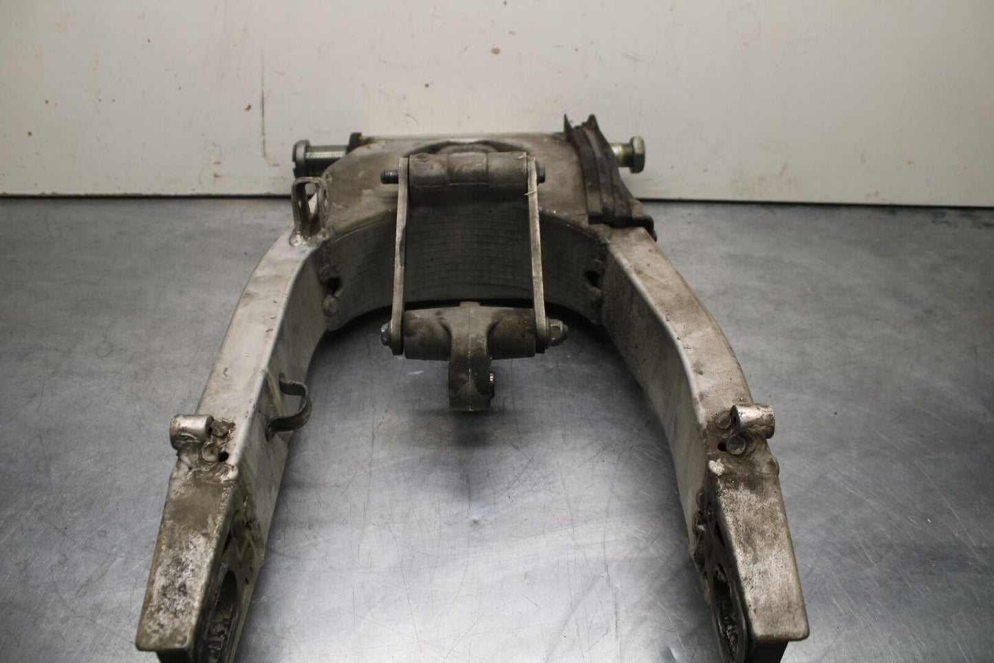 1999 Suzuki GSXR600 REAR SWINGARM BACK SUSPENSION SWING ARM 61000-34E00 BB608