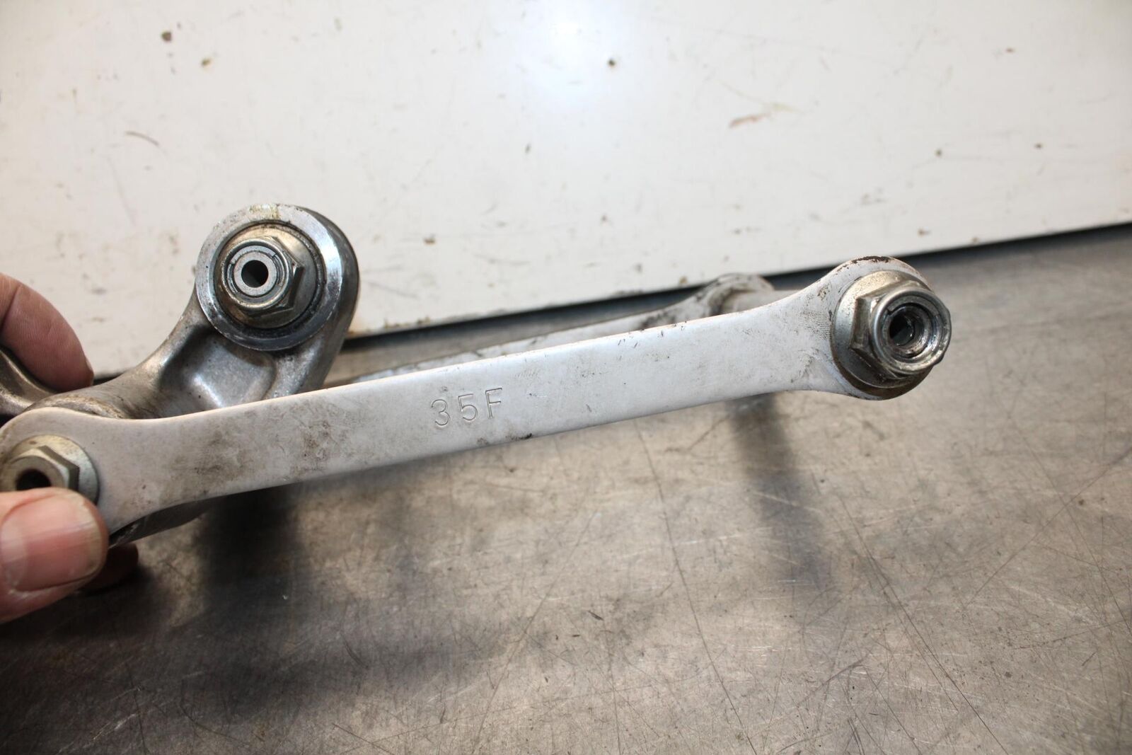 01 SUZUKI GSXR1000 REAR DOGBONE SHOCK LINKAGE LINK 62600-35870 BB100