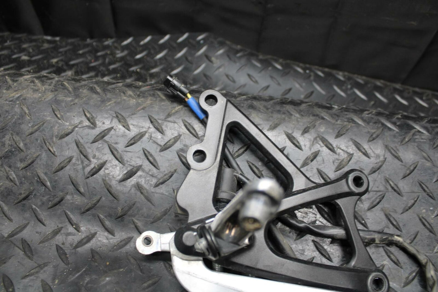 09-14 YAMAHA YZF R1 RIGHT REARSET REAR SET DRIVER FOOT PEG REST STOP BB196