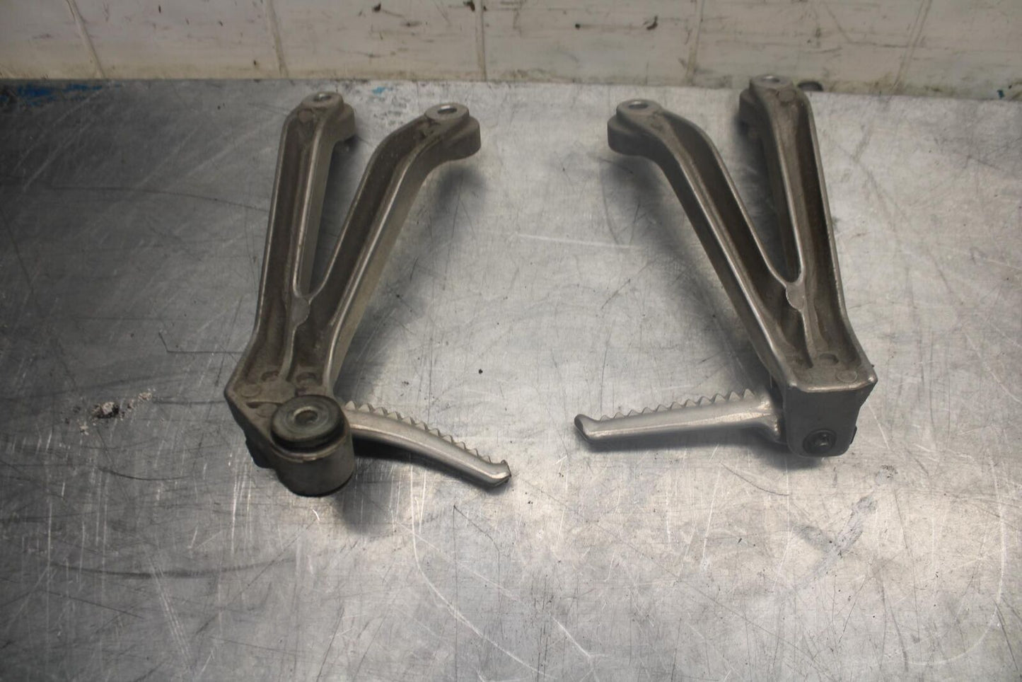 98-99 HONDA CBR900RR REAR BACK PASSENGER PEG SET PAIR BB458