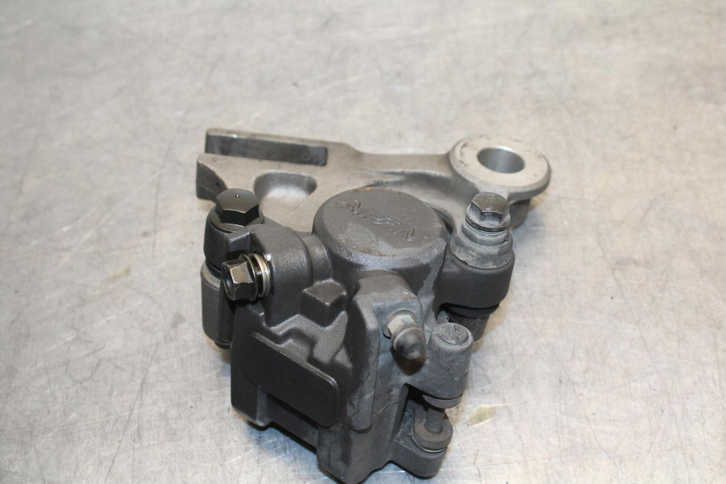 01-06 HONDA CBR600F4I REAR BRAKE CALIPER W MOUNT BRACKET 43150-MBW-006 BB626