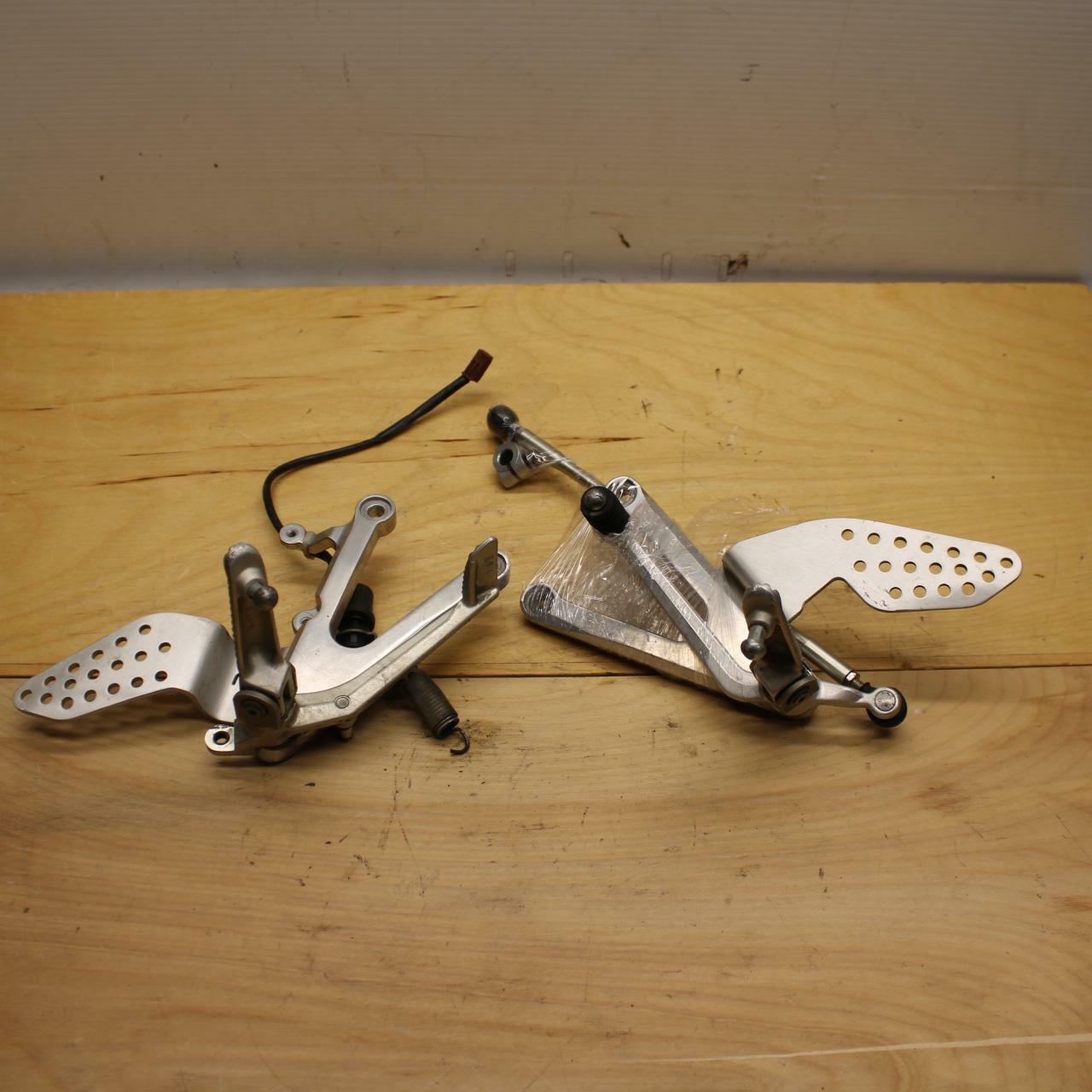 02-03 YAMAHA YZF R1 5PW RIGHT LEFT REARSETS REAR SET DRIVER FOOT PEGS BB313