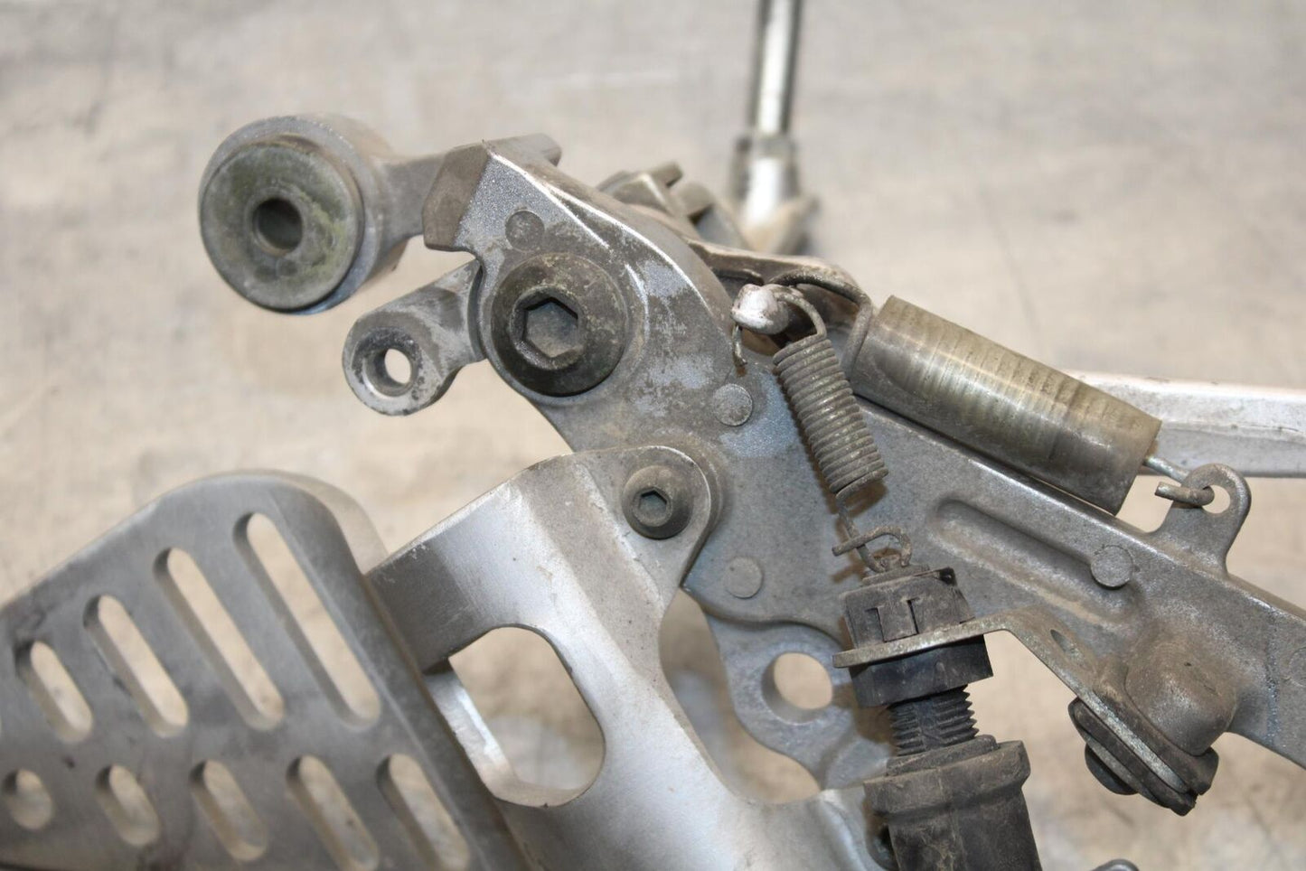 2006 Yamaha YZF R6 RIGHT REARSET REAR SET DRIVER FOOT PEG REST STOP BB560
