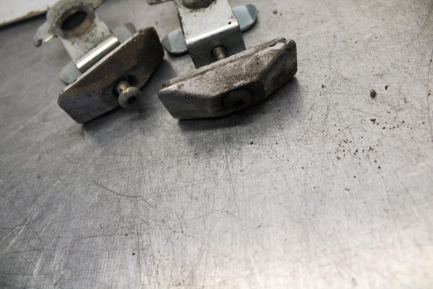 1995 Suzuki RF600R SWINGARM CHAIN TENSIONER ADJUSTMENT BRACKETS BB615