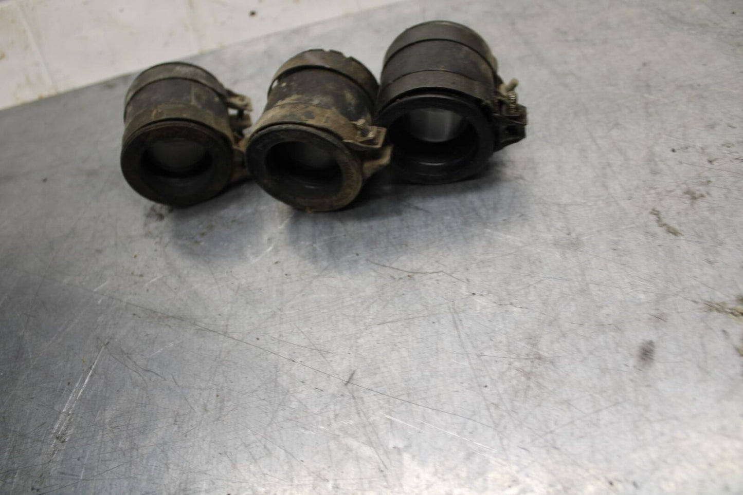 75 SUZUKI GT 550 INTAKE MANIFOLDS BB72