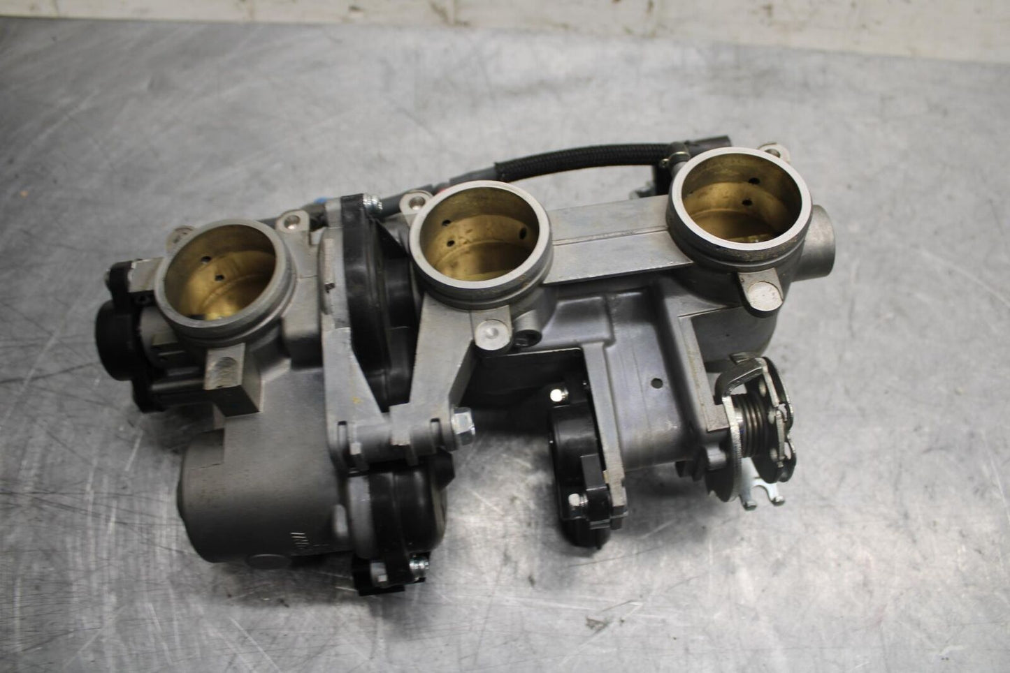 2015 Yamaha FJ09 MAIN FUEL INJECTORS / THROTTLE BODIES BB41