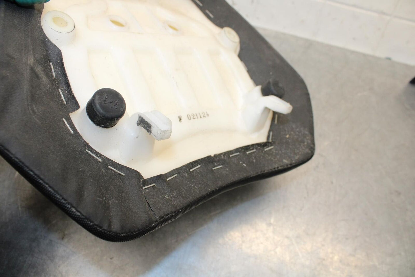 11-22 SUZUKI GSXR600 FRONT DRIVERS SEAT BB582