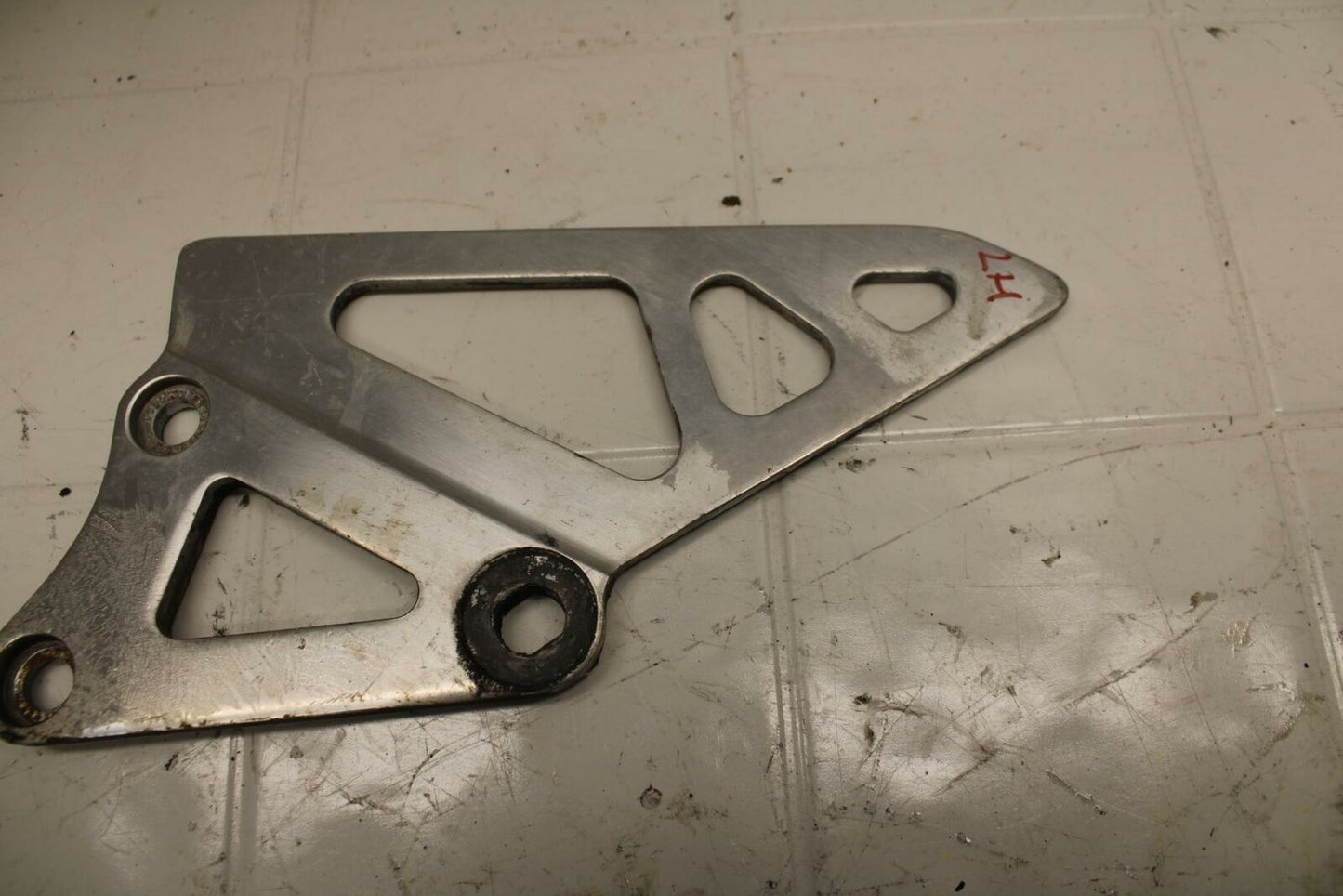 88-89 SUZUKI GSXR750J BB24 LEFT REARSET DRIVER FOOT PEG BRACKET MOUNT BB15