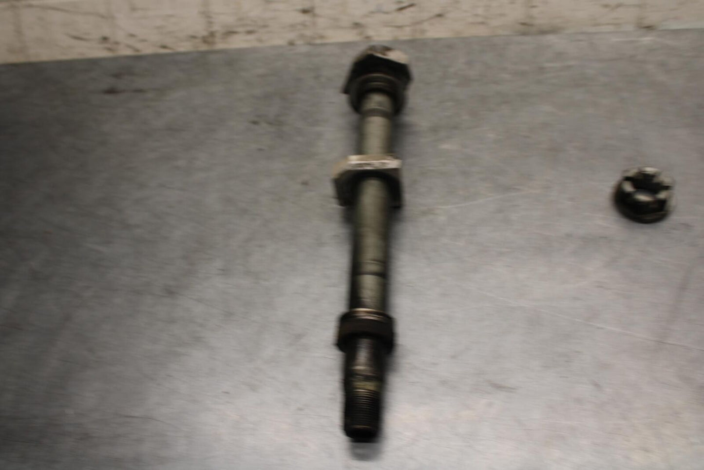2001 Suzuki GSXR600 REAR AXLE BACK WHEEL RIM PIVOT BOLT AXEL 64711-33E10 BB59