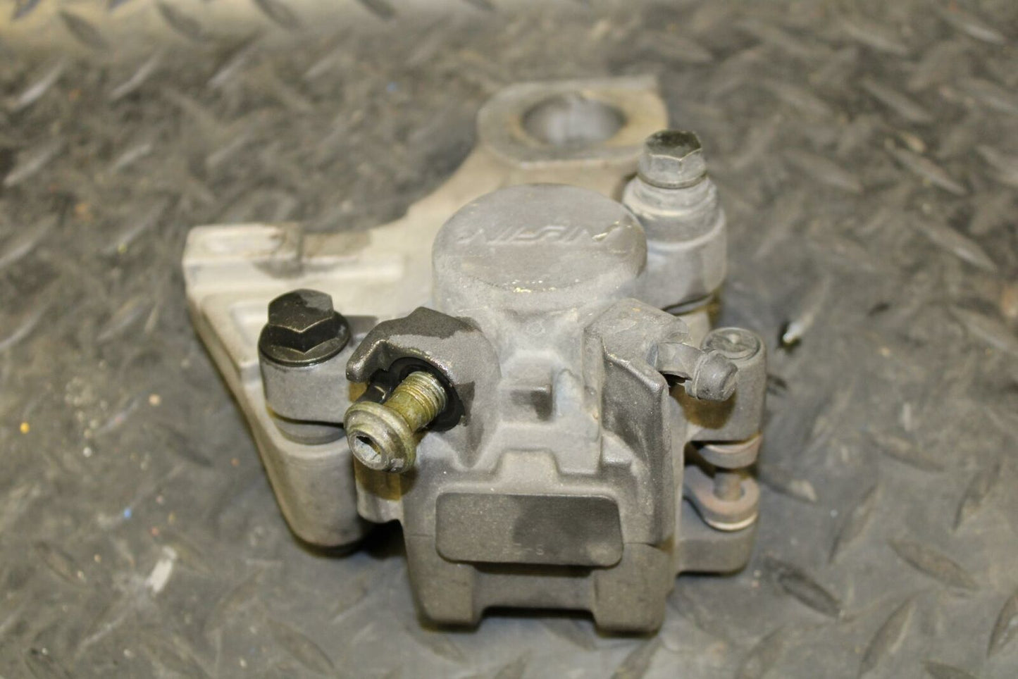 01-06 YAMAHA YZF R6S REAR BACK BRAKE CALIPER W MOUNT BRACKET BB169
