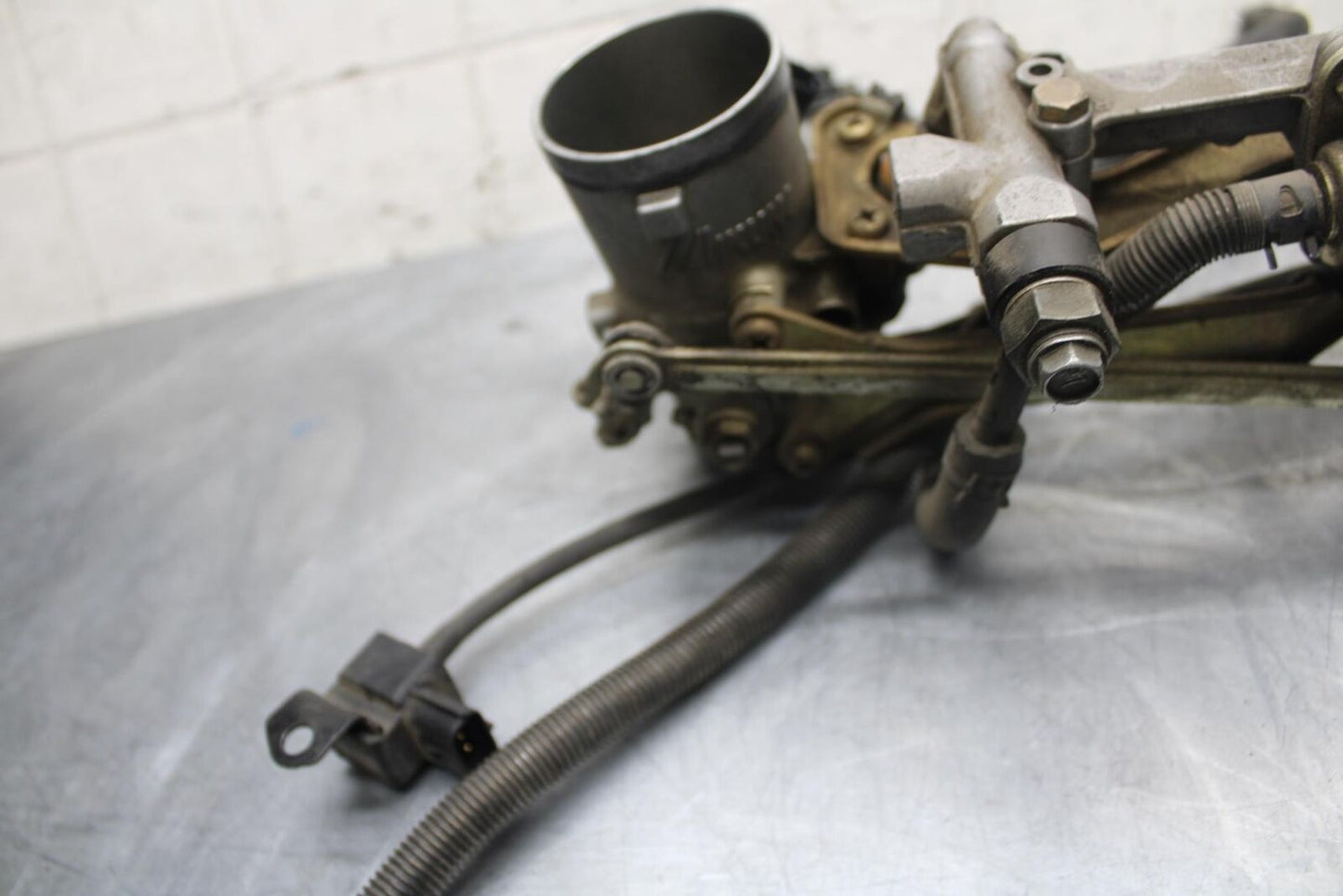 1998 Suzuki TL1000S MAIN FUEL INJECTORS / THROTTLE BODIES