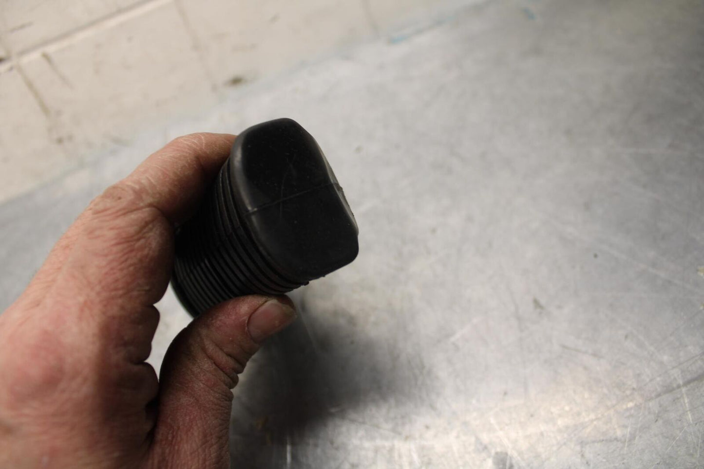 1983 Suzuki GS1100E RIGHT FRONT FOOT REST PEG STEP 43550-34501 BB37
