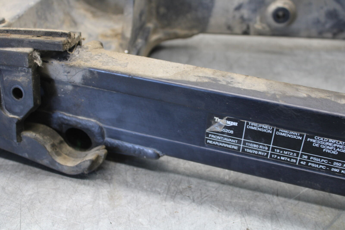 01-06 TRIUMPH TIGER 955I REAR SWINGARM BACK SUSPENSION SWING ARM BB693