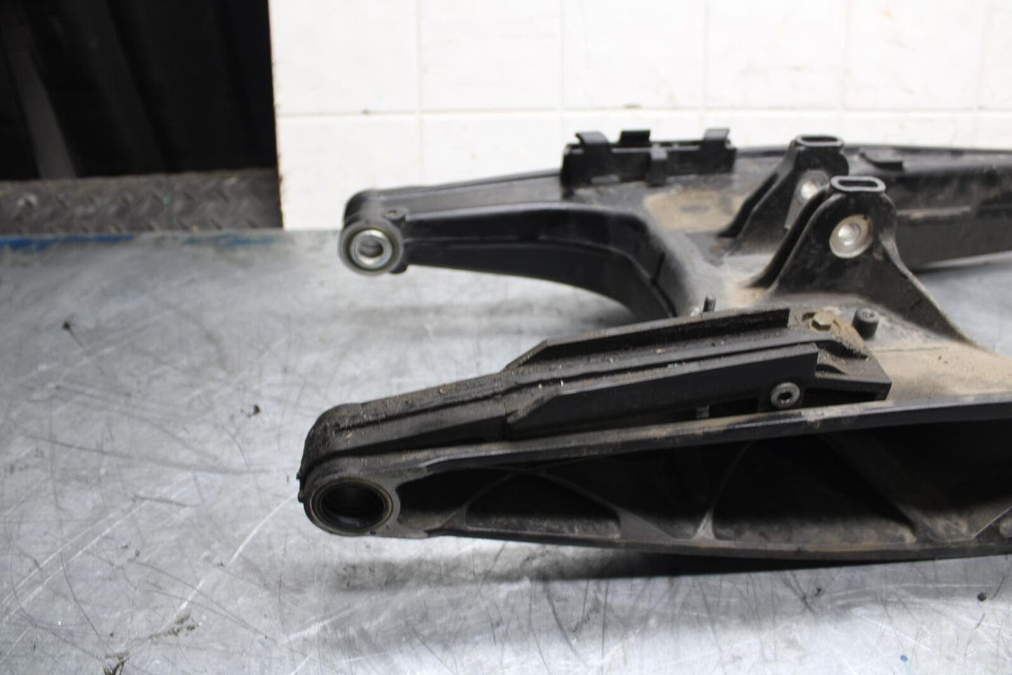 21 HUSQVARNA VITPILEN 401 REAR SWINGARM BACK SUSPENSION SWING ARM BB467